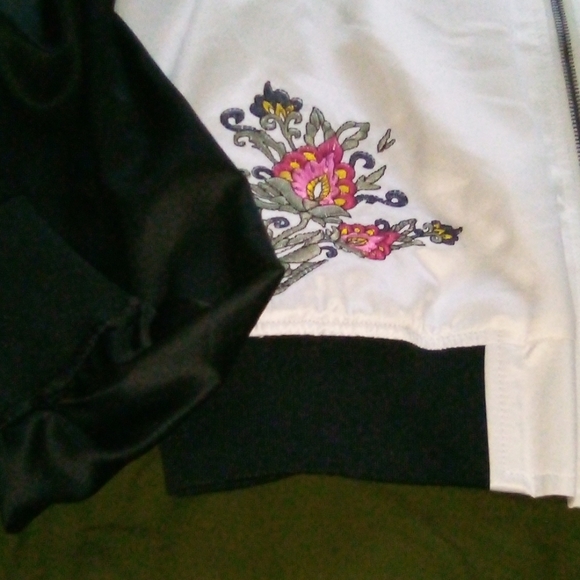 Girls iZ Buyer Jacket - Picture 3 of 8